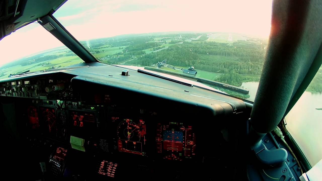 Boeing 737-800 landing at Moss airport, Rygge (cockpit view)