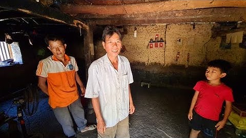 Lũng Cáng nhiều Diễn Viên điện tử mới nhận quà cười phớ lớ. Nguyễn Tất Thắng