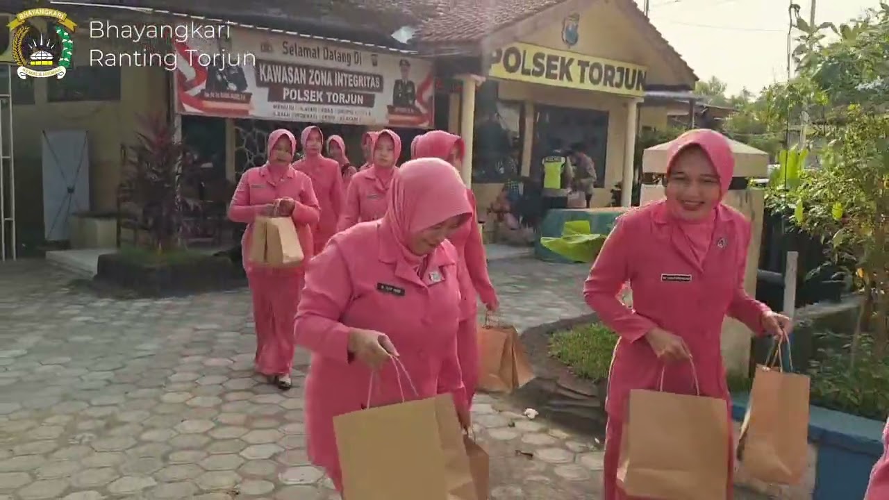 Bhayangkari Ranting Torjun Berbagi Takjil Untuk Masyarakat Dan Pengguna Jalan