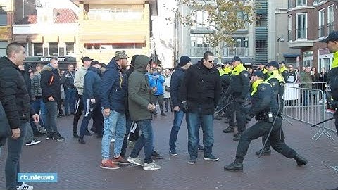 De politie houdt met wapenstok voor- en tegenstanders Zwarte Piet uit elkaar - RTL NIEUWS