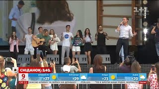 Як актори серіалу "Школа" розважали гостей на сцені Atlas Weekend Як актори серіалу "Школа" розважали гостей на сцені Atlas Weekend