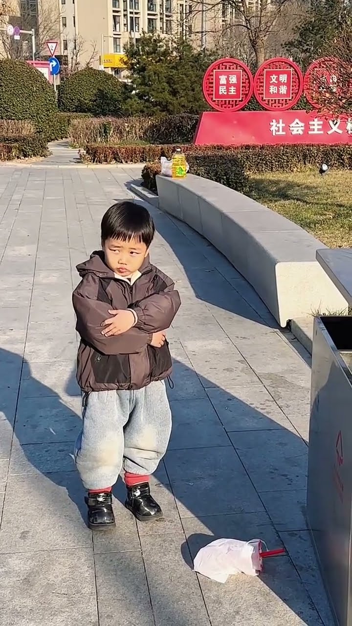 爸爸乱扔垃圾，儿子给爸爸上了一课！#Cute baby#Cute#呆萌小米宝#聪明宝宝#萌娃