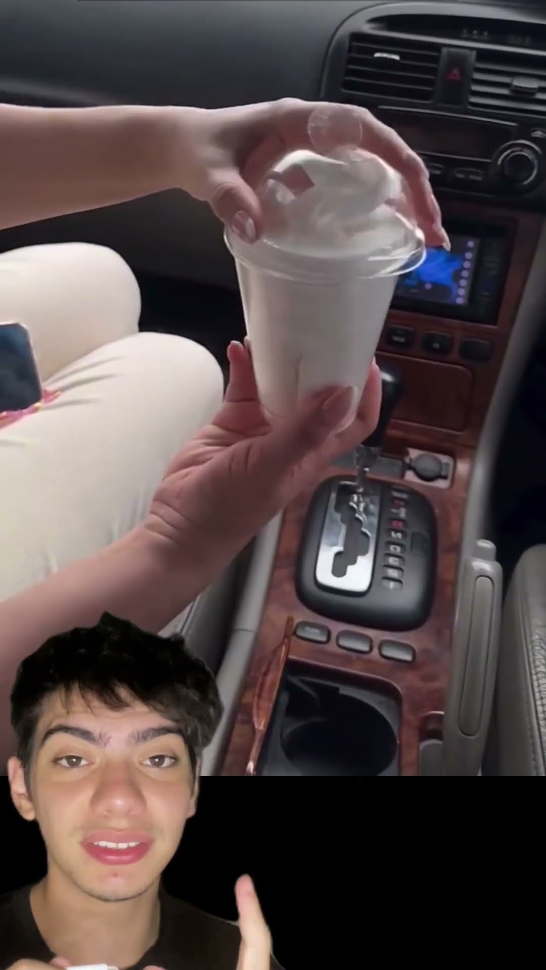 Papel no carro sem bagunça! ?? Use um copo de milk-shake e facilite sua viagem!