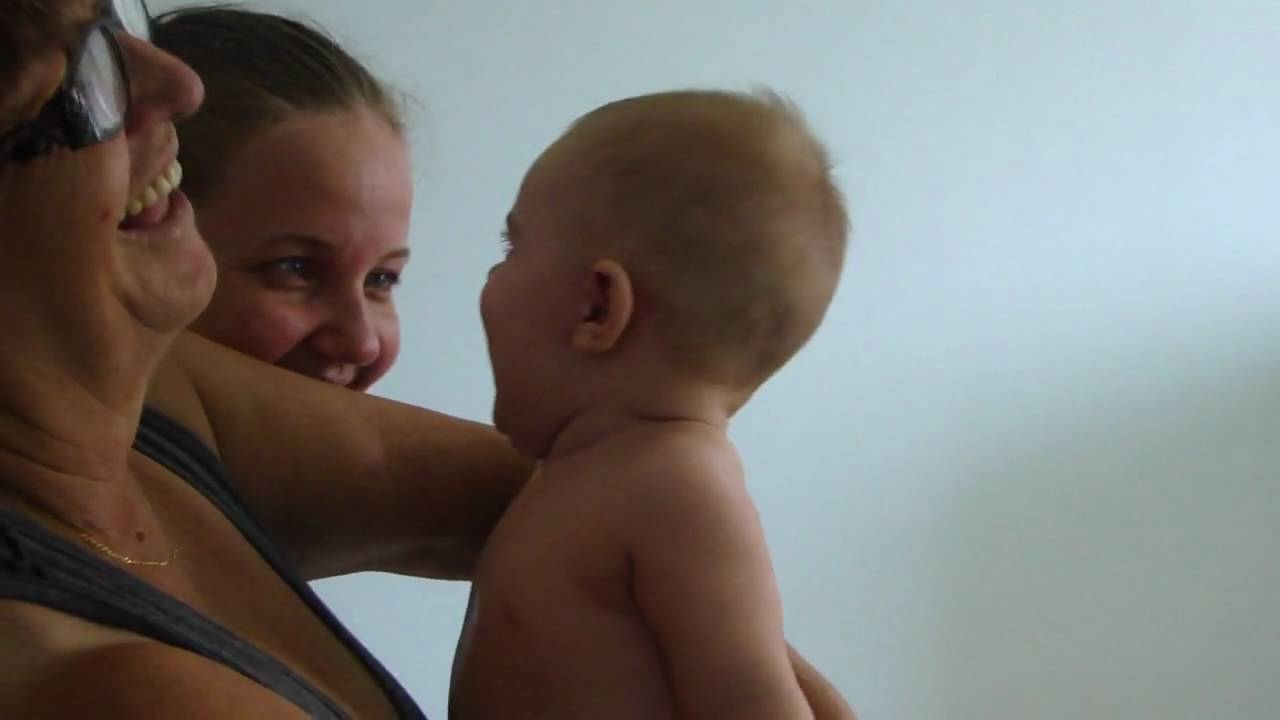 Lorenzo Quinteiro 21 Gargalhando com a Vovó Neiva e a Mamãe.MP4