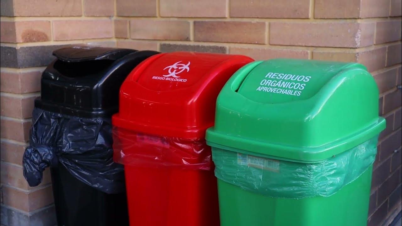 Grupo de contenedores de reciclaje de colores, contenedores de diferentes  colores para la recolección de materiales reciclados. cubos de basura con  bolsas de basura de diferentes colores.