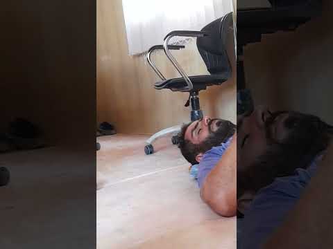 یک تبعه ایرانی در عسلویه با خستگی زیاد روی زمین بدون فرش خوابش برده ایا حق یه کارگر در ایران این است