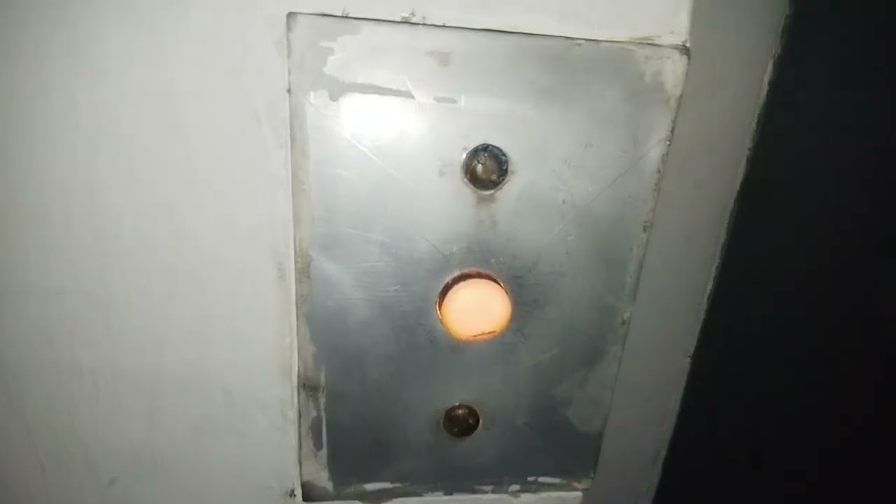 Лифт СамЛЗ 1992 года выпуска. Тюмень, Николая Фёдорова 12к2, подъезд 1.