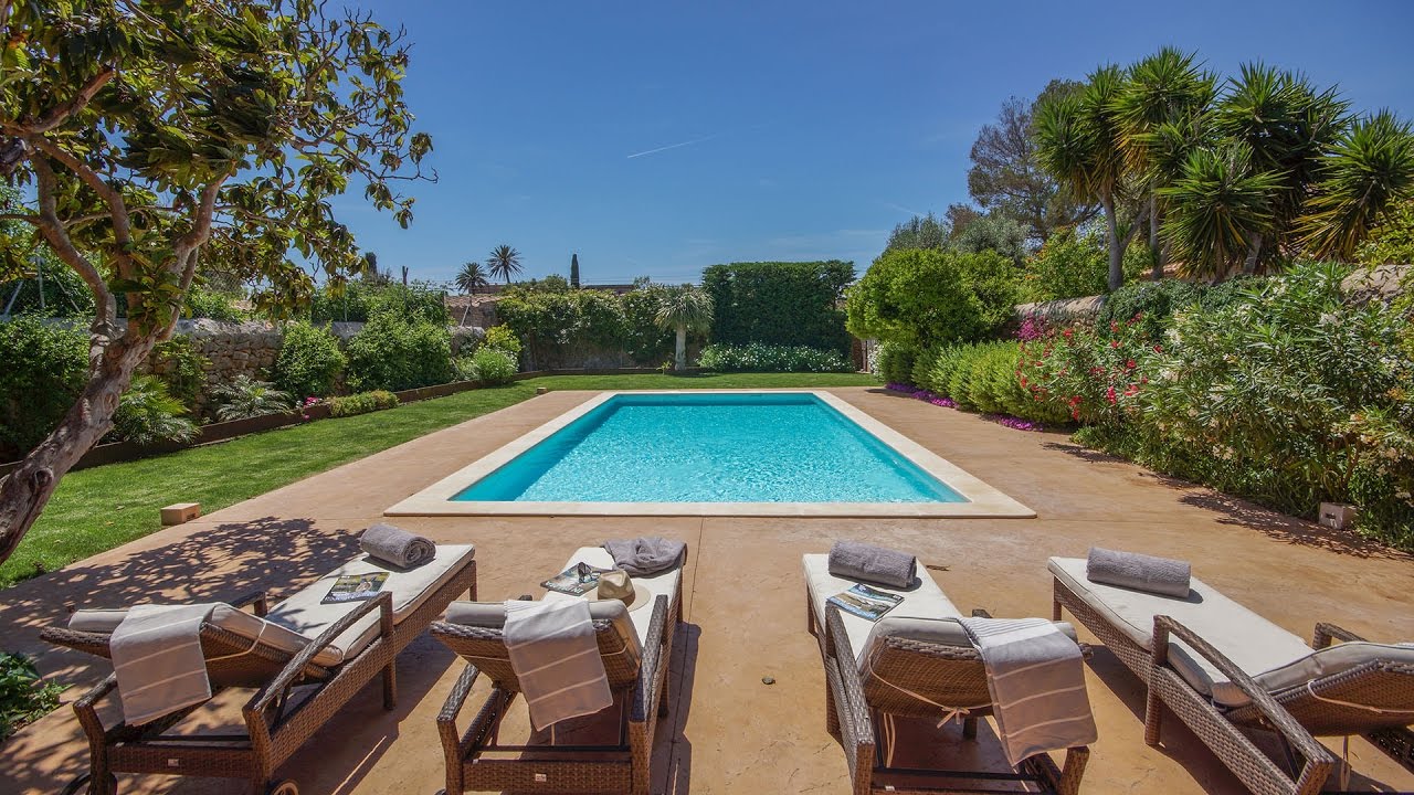 Spectacular villa with private pool and garden in Santa Maria, for sale