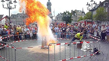 Gebruik geen water om een ​​vetbrand te blussen! Brandweerman laat zien wat er gebeurt. Probeer dit niet zelf thuis.