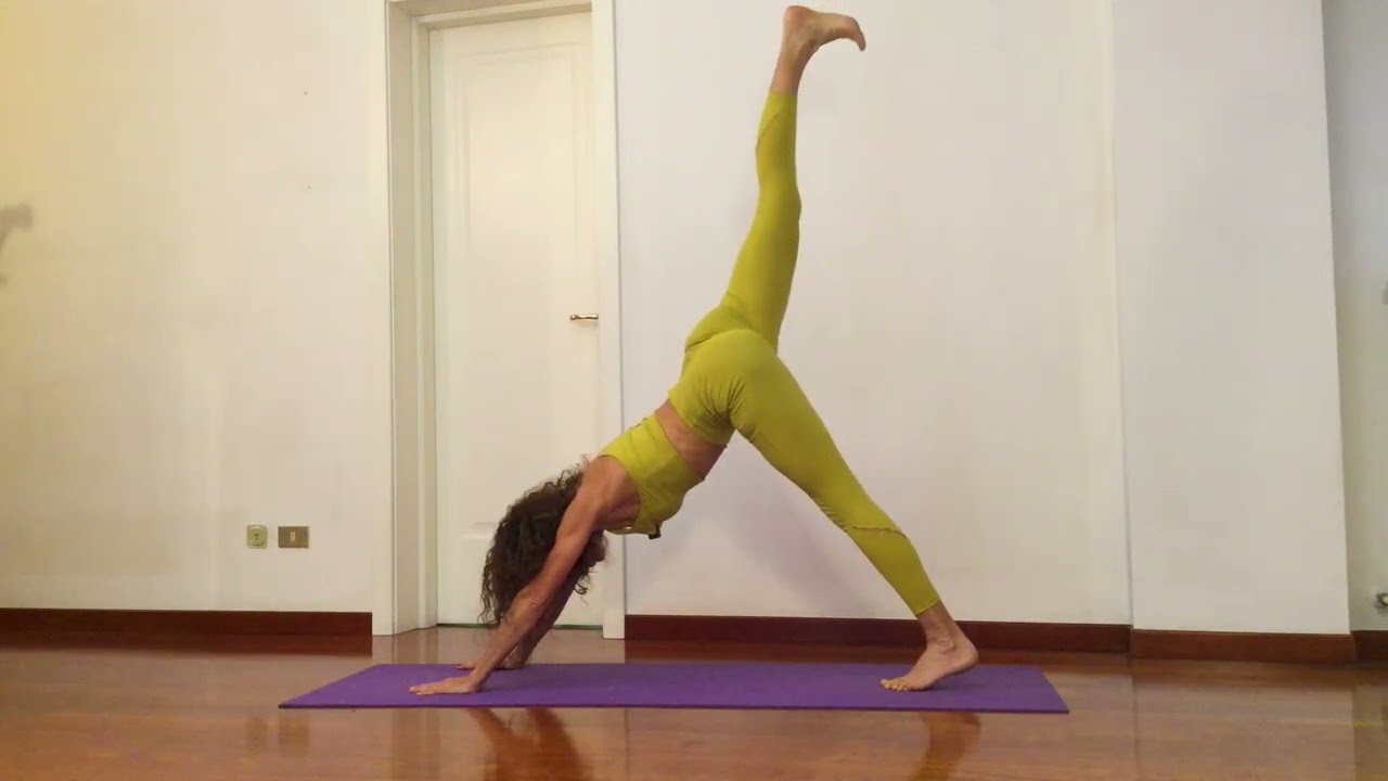 7 Posizioni per una Pancia Piatta | Yoga Tone | Silva Iotti - YouTube