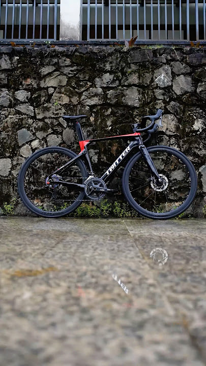 Immersive Display of the Twitter R5 Pro Road Bike in the Rain#bicycle #bike #roadbike #sports