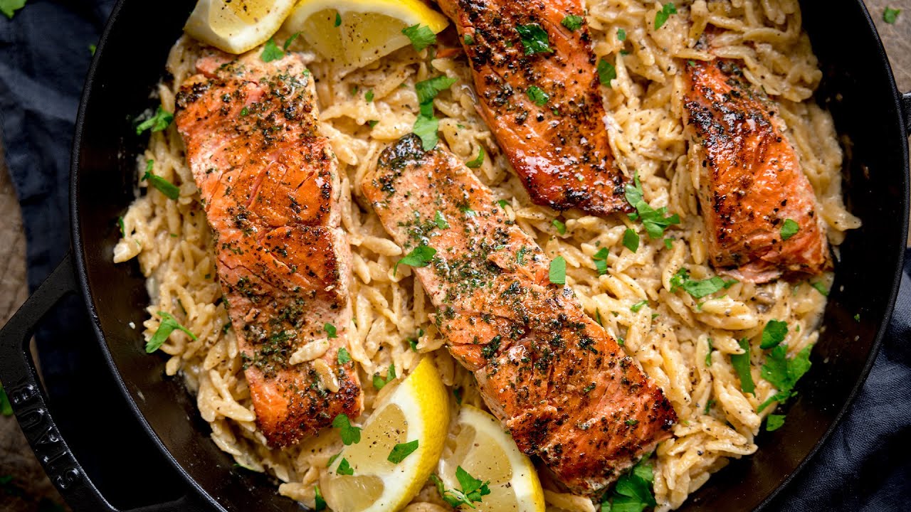Нежный жареный лосось со сливочно-лимонным орзо