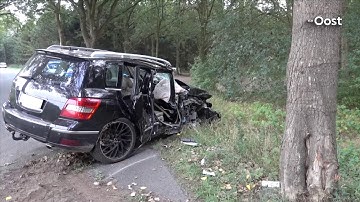 Automobilist gewond na botsing met boom in Collendoorn