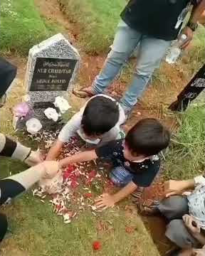 dulu mama nya ngomong ke perut 'hallo adek' sekarang adek nya ngomong ke perut bumi 'hallo mama' 😢