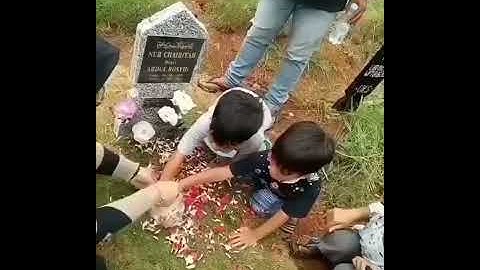 dulu mama nya ngomong ke perut "hallo adek" sekarang adek nya ngomong ke perut bumi "hallo mama" 😢