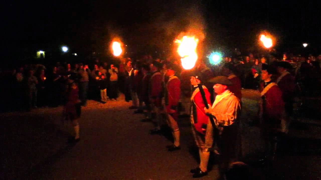 Fife and Drum march at Colonial Williamsburg the day after Thanksgiving [HD] YouTube
