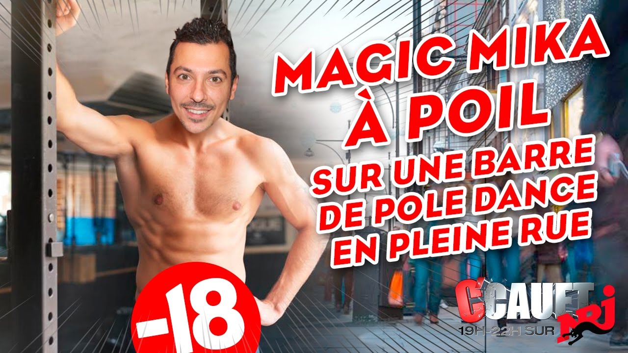 Magic Mika à poil sur une barre de Pôle Dance en pleine