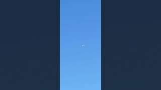 Boeing 737 Max 8 da Gol Linhas Aéreas voando sobre Governador Portela