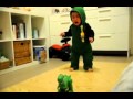 Dinosauři video - Dítě se bojí dinosaura