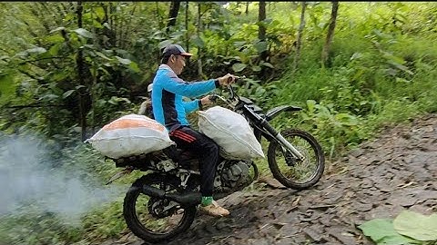 Ojek jagung Ponorogo nekat di tanjakan kali klemprak di tepi jurang