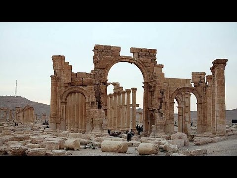 تنظيم الدولة الإسلامية ي فجر قوس النصر الأثري الشهير في مدينة تدمر بسوريا
