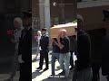 A Milano l'ultimo saluto a don Mazzi: la bara, i girasoli, gli applausi sul sagrato