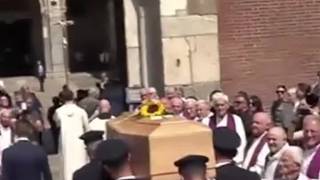 A Milano l'ultimo saluto a don Mazzi: la bara, i girasoli, gli applausi sul sagrato A Milano l'ultimo saluto a don Mazzi: la bara, i girasoli, gli applausi sul sagrato