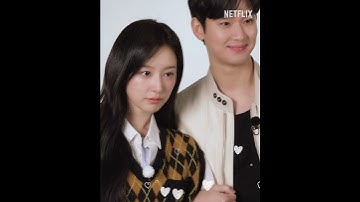 Kim Ji-won with her husband, friend, and brother #QueenOfTears #Photobooth #Netflix