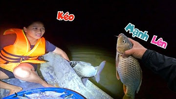 Lũ Lớn Nước Vào Tận Chân Đê Hai Vợ Chồng Thả Lưới Ở Cửa Nhà Cũng Có Cá / Quế Nghịch