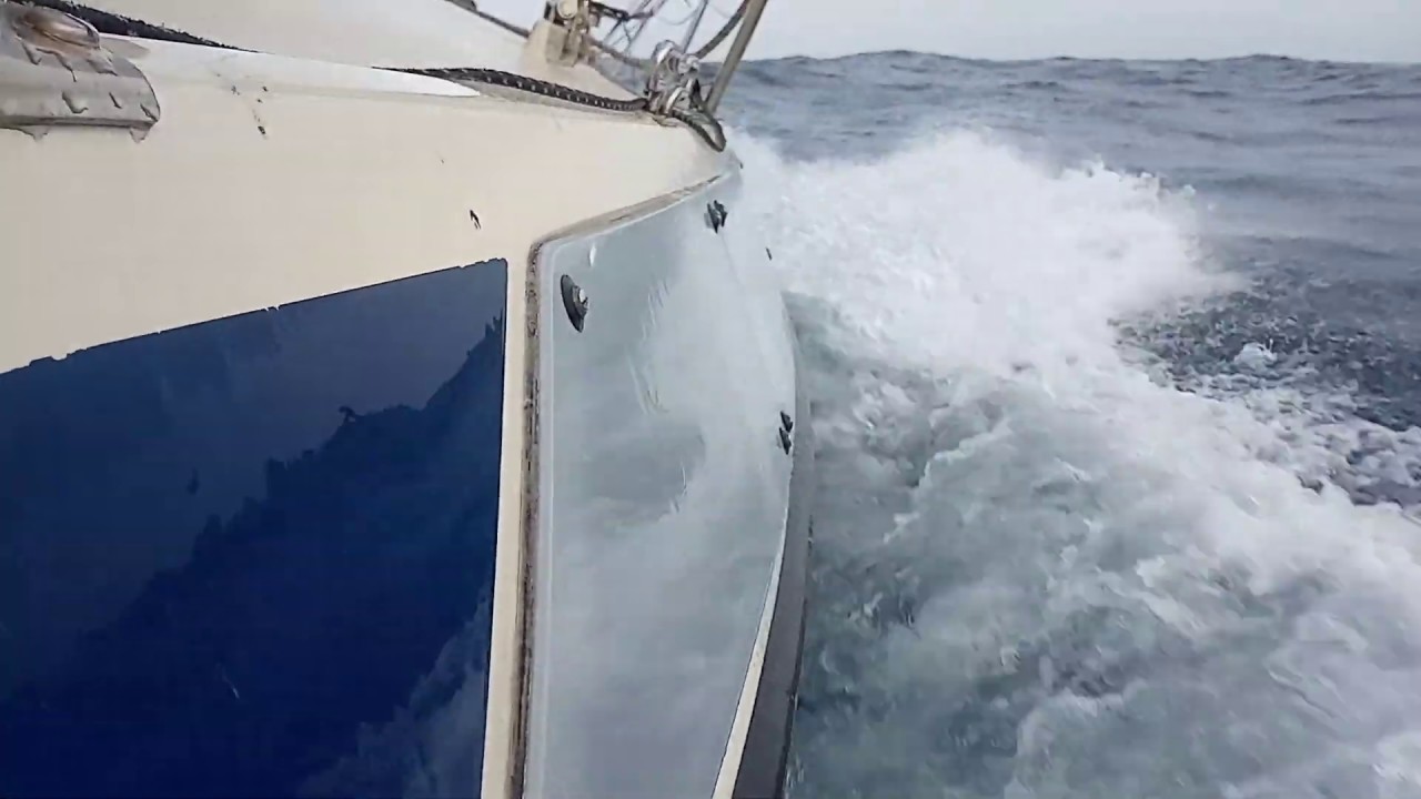 Maxi 95 Breaking weav at 9.8 Knt in 25 wind