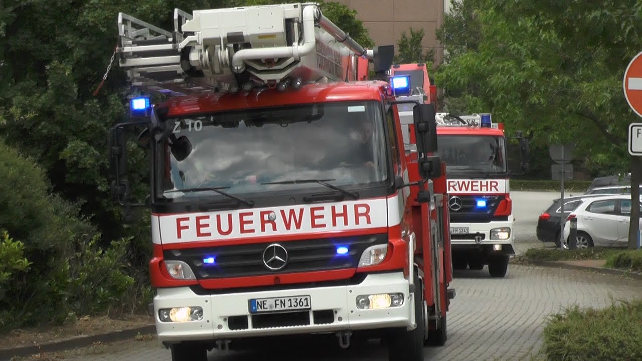 Löschzug & TLF 4000 der Feuerwehr Neuss [Gong & Durchsage]