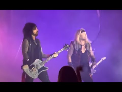 MÖTLEY CRÜE played March 3rd  Estadio Bicentenario de La Florida in Santiago, Chile - video posted