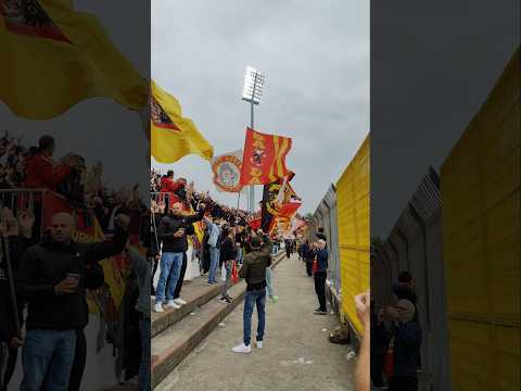 SIAMO GLI UC 🦅 VOGLIAMO VINCERE 💛❤️ Coro Ultras Catanzaro in Trasferta Settore Ospiti a Monza