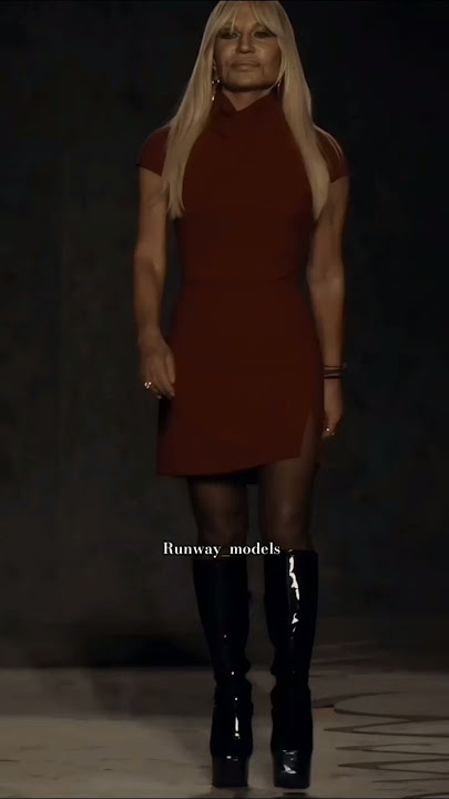 Versace SS25 🤌🏻✨ the dresses that highlight body shape are just perfect #shorts #supermodel #versace