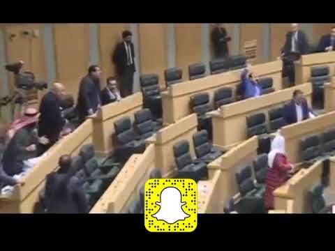 شاهد بالعرض البطيئ تطاير زجاجات المياه تحت القبة