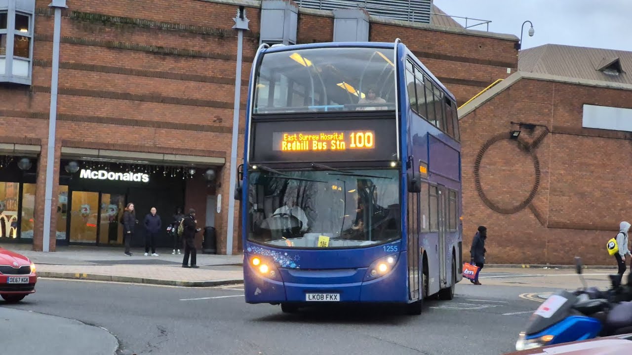 On loan to Metrobus: Damory Enviro400 1255 (LK08 FKX), Redhill Bus Station, route 100 11/12/25