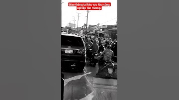 Xe công nhân quá đông trước khi vào cổng khu công nghiệp Tân Hương Tiền Giang quốc lộ 1A.