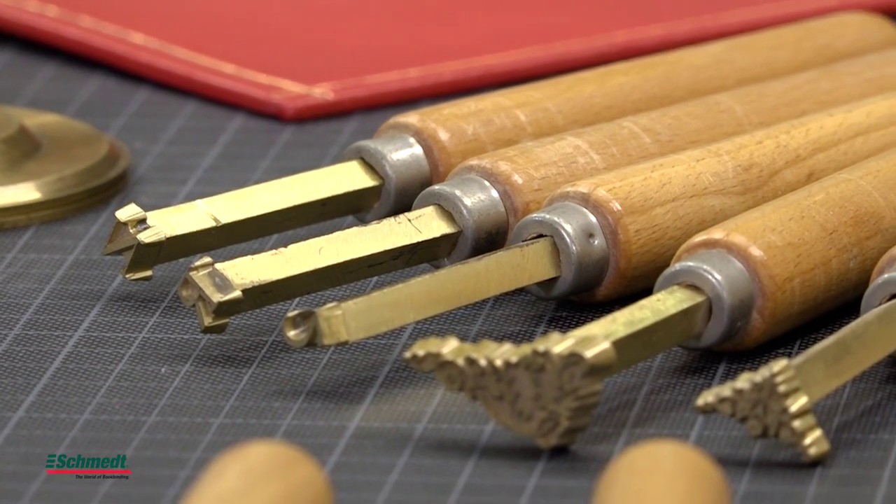 Vergolden mit Werkzeugen von Schmedt. The World of Bookbinding. YouTube
