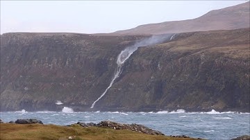 Thác nước đột nhiên chảy ngược lên trời ở Scotland