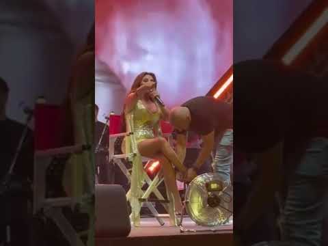 إليسا تطلب المساعدة في خلع حذائها تصرف عفوي أم غير لائق ا