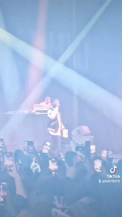 Ninho branché sur snap en concert