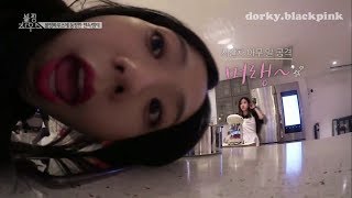 Jisoo doing random things for 2 minutes