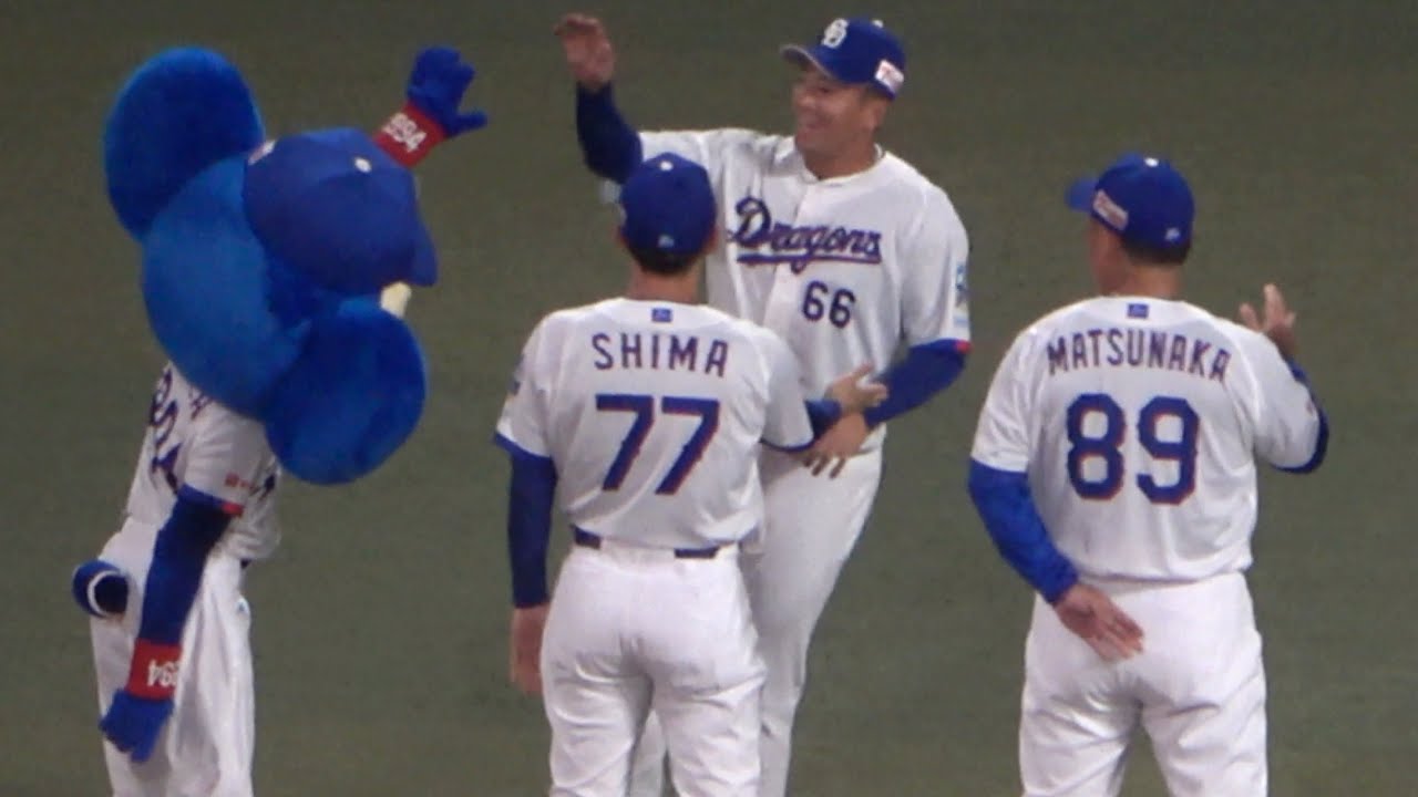 侍ジャパンからドラゴンズに寝返って選手たちをハイタッチで迎えるドアラ！