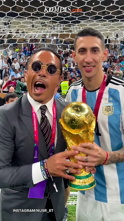 Salt Bae Kok Bisa Pegang Trofi Piala Dunia?