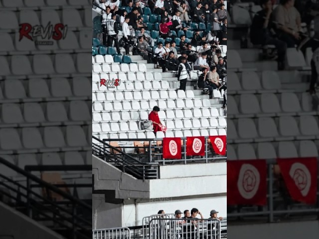 Dukungan seorang diri fans Viettel di Si Jalak Harupat!