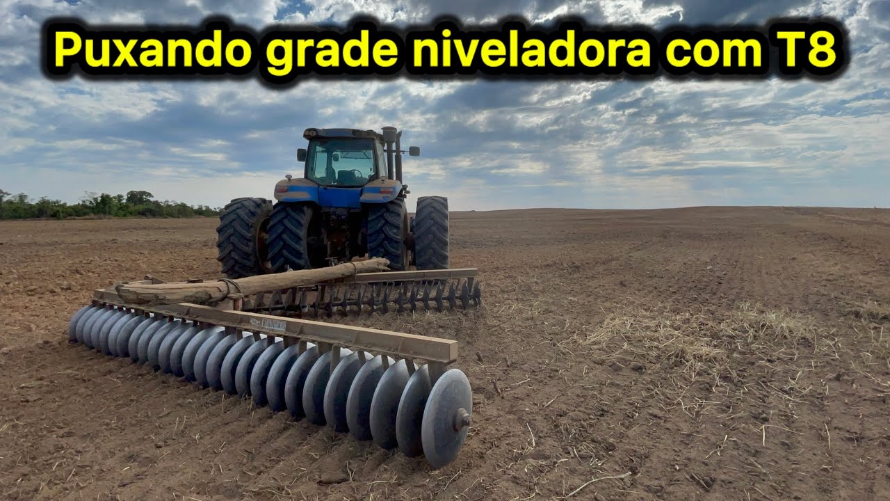 PUXANDO GRADE NIVELADORA COM TRATOR T8 385 NEW HOLLAND 