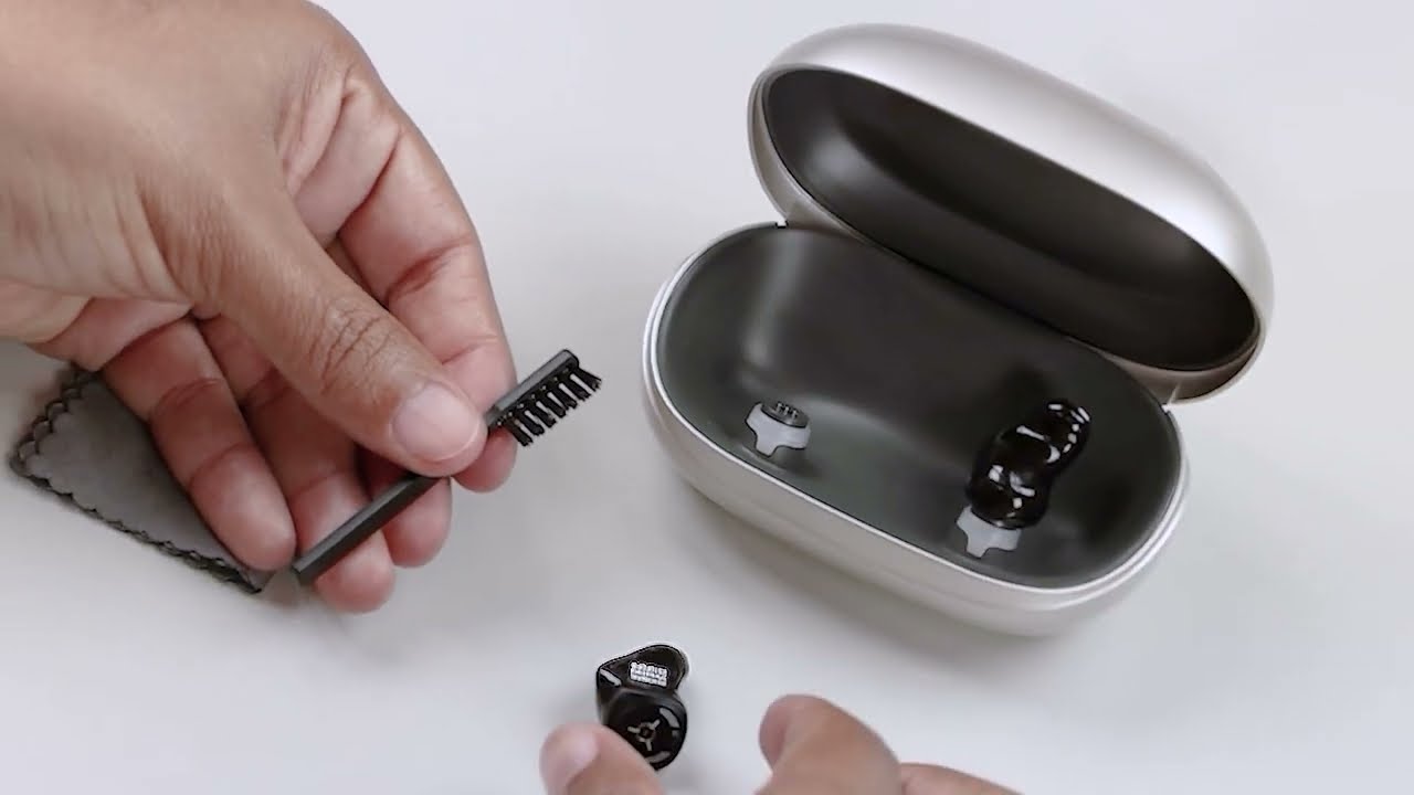 How to clean your Phonak Virto™ R Infinio and its charger