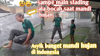 Senangnya Bule Swedia Mandi Hujan Ala Bocah Indonesia