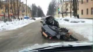 Pijany rosyjski kierowca ucieka połową samochodu