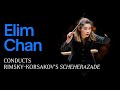 Capture de la vidéo Elim Chan Conducts Rimsky-Korsakov's “Scheherazade” (Excerpt)